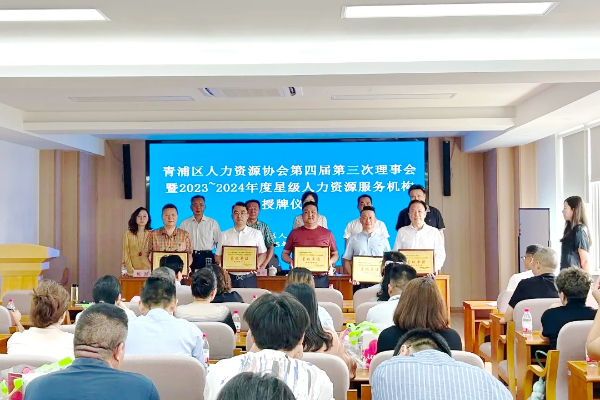 颁奖.jpg 颁奖.jpg